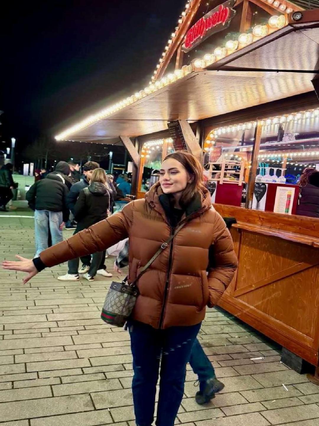 Paris sokaklarında aile pozları: Fahriye Evcen ve Burak Özçivit tatilde canlı paylaşımlarla dikkat çekti