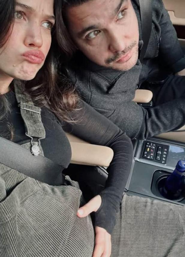 Pınar Deniz ve Kaan Yıldırım: Fikret Hakan’la Yeni bir yıl, annelik yolculuğunda umut dolu anlar