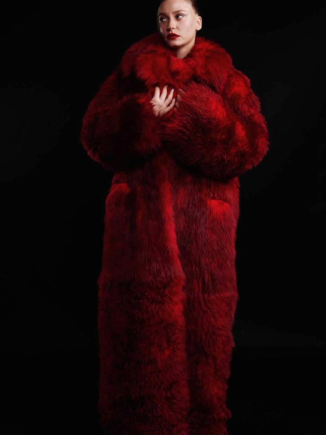 Serenay Sarıkaya'nın Kırmızı Kürkü ve Fiyatı Hakkında Gündem Yaratan Detaylar