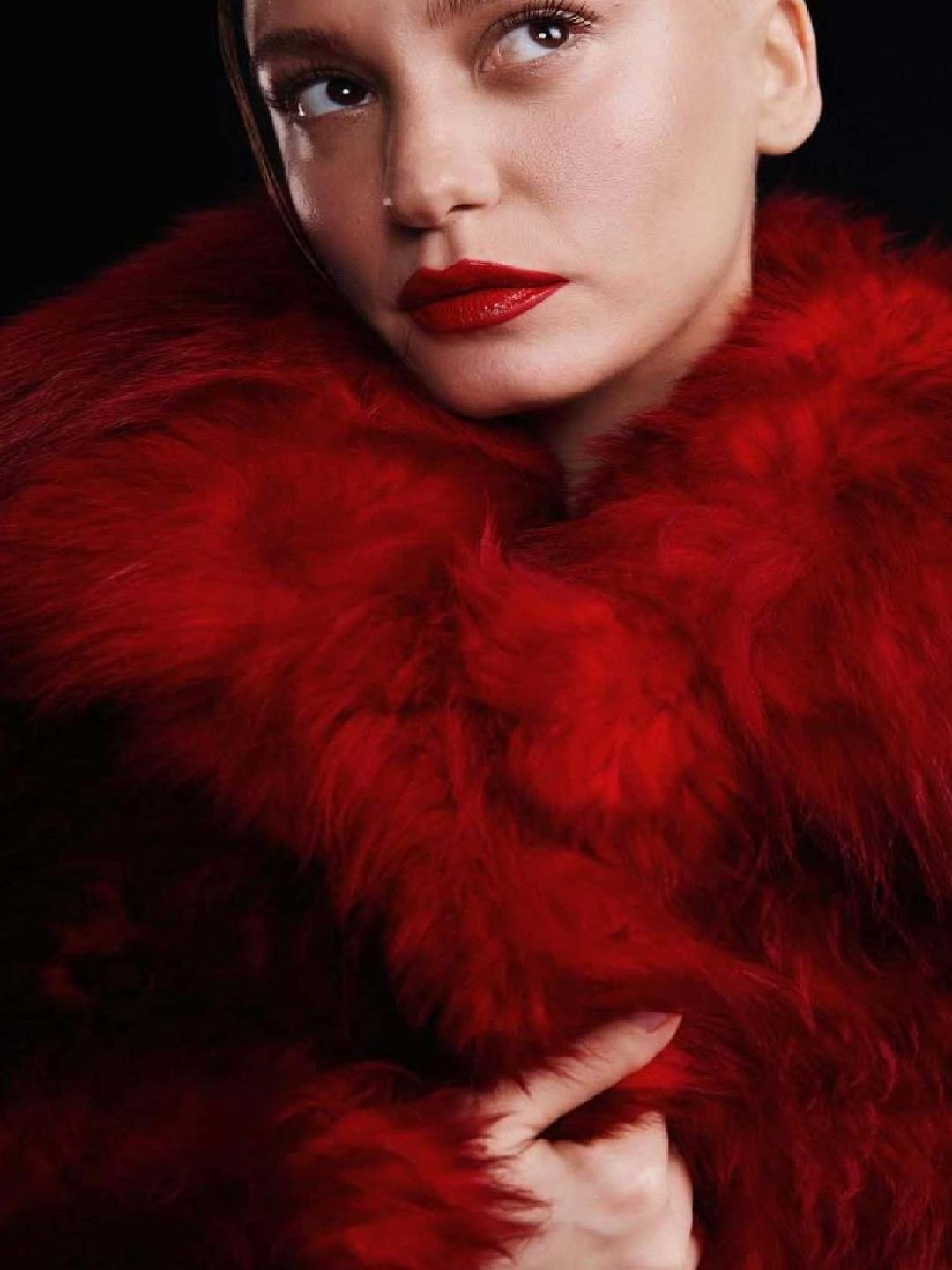 Serenay Sarıkaya'nın Kırmızı Kürkü ve Fiyatı Hakkında Gündem Yaratan Detaylar