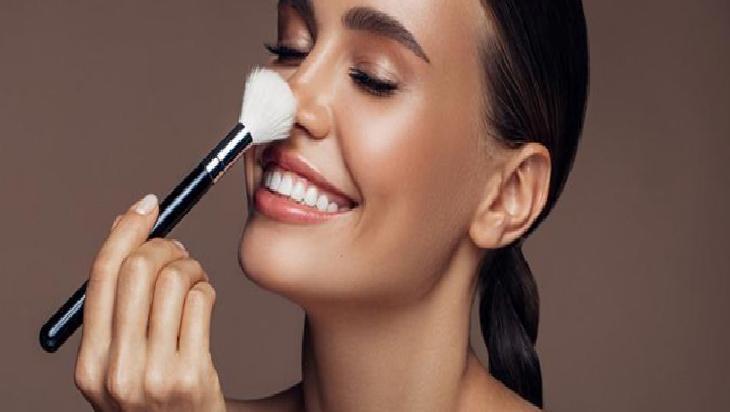 Suyla Karıştırılan Bebek Yağı ve Şampuanıyla Pratik Makyaj Temizliği: Doğal ve Ekonomik Bir Çözüm