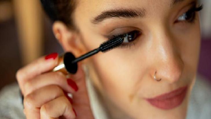 Suyla Karıştırılan Bebek Yağı ve Şampuanıyla Pratik Makyaj Temizliği: Doğal ve Ekonomik Bir Çözüm