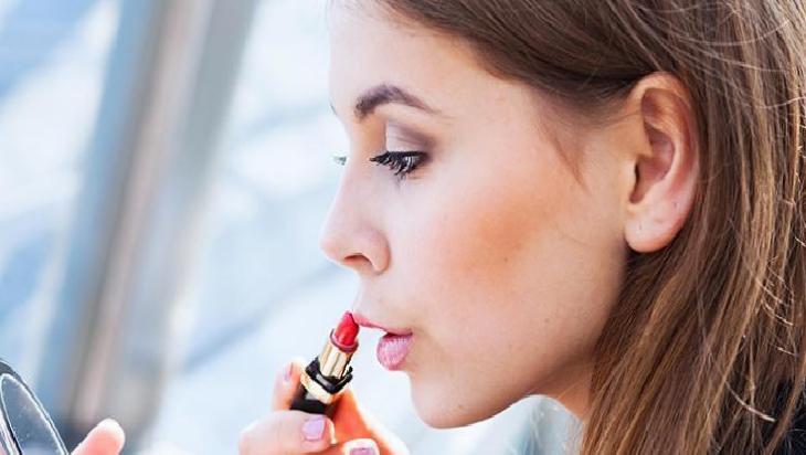 Suyla Karıştırılan Bebek Yağı ve Şampuanıyla Pratik Makyaj Temizliği: Doğal ve Ekonomik Bir Çözüm