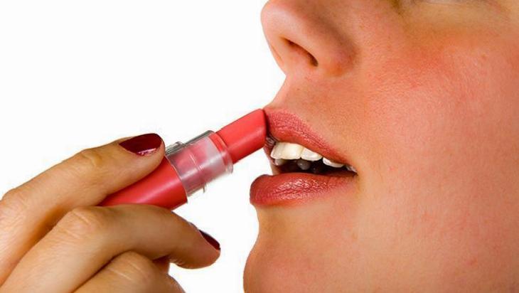 Suyla Karıştırılan Bebek Yağı ve Şampuanıyla Pratik Makyaj Temizliği: Doğal ve Ekonomik Bir Çözüm