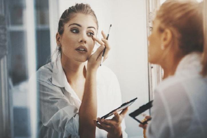 Suyla Karıştırılan Bebek Yağı ve Şampuanıyla Pratik Makyaj Temizliği: Doğal ve Ekonomik Bir Çözüm