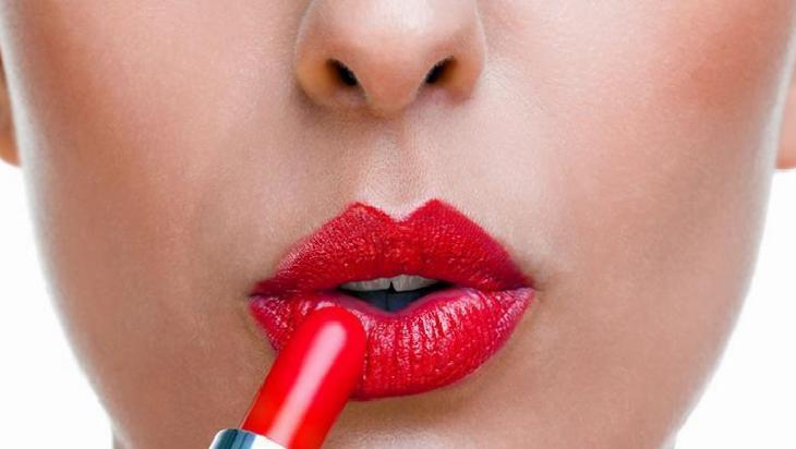 Suyla Karıştırılan Bebek Yağı ve Şampuanıyla Pratik Makyaj Temizliği: Doğal ve Ekonomik Bir Çözüm