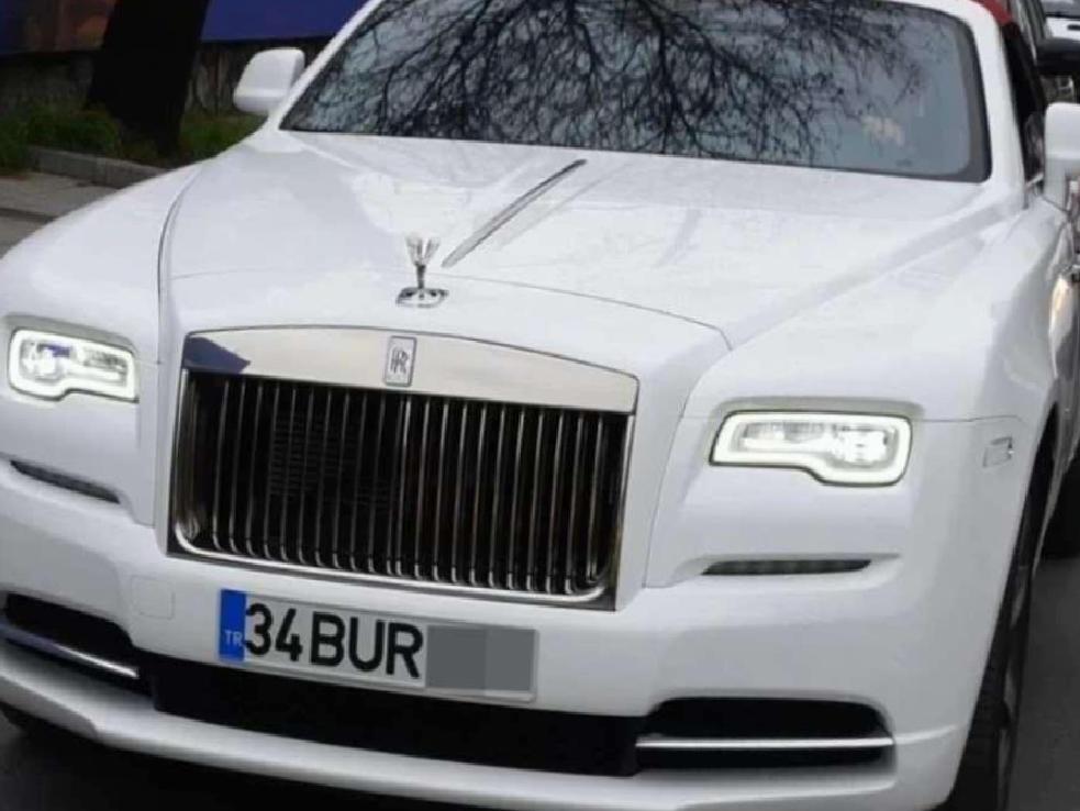Burak Özçivit'in 35 Milyonluk Rolls-Royce ve Parkını Gözler Önüne Serdi