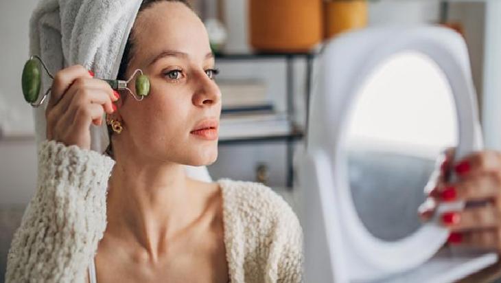 Cilt Nemini Destekleyen Doğal Maske: Gül Suyu, Bal, Yoğurt ve Aloe Vera