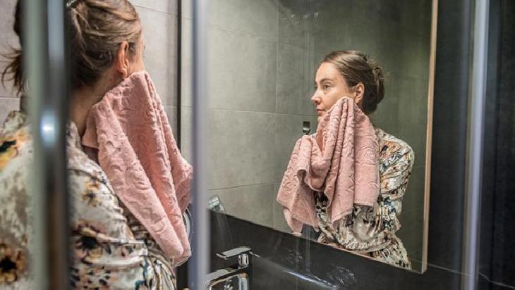 Cilt Nemini Destekleyen Doğal Maske: Gül Suyu, Bal, Yoğurt ve Aloe Vera