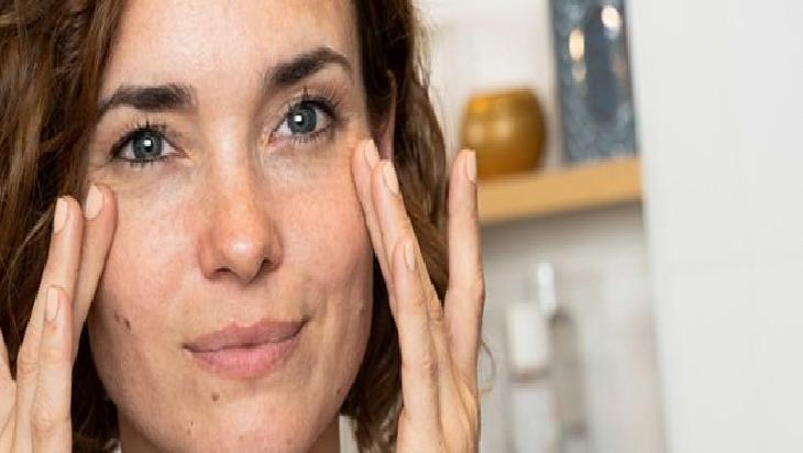 Cilt Nemini Destekleyen Doğal Maske: Gül Suyu, Bal, Yoğurt ve Aloe Vera