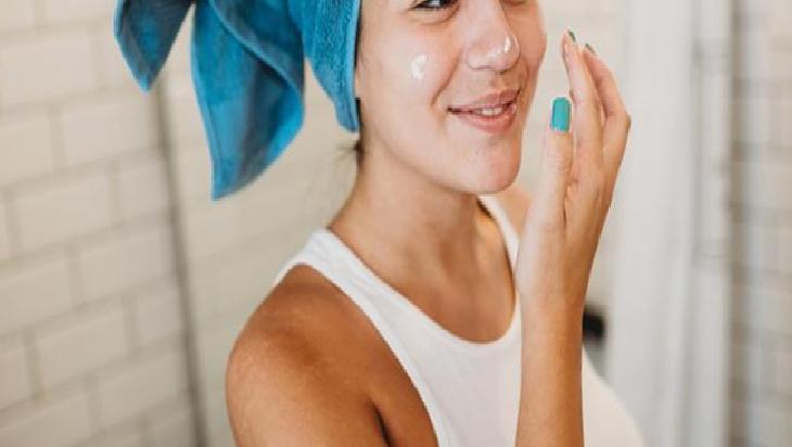 Cilt Nemini Destekleyen Doğal Maske: Gül Suyu, Bal, Yoğurt ve Aloe Vera