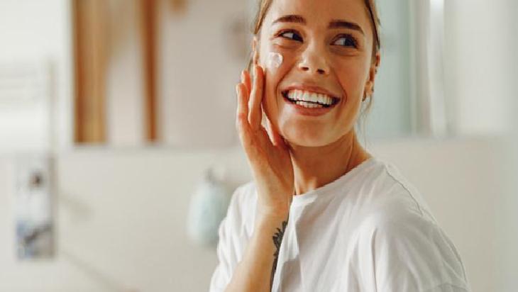 Cilt Nemini Destekleyen Doğal Maske: Gül Suyu, Bal, Yoğurt ve Aloe Vera