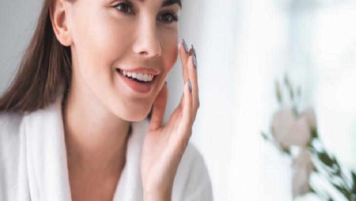 Cilt Nemini Destekleyen Doğal Maske: Gül Suyu, Bal, Yoğurt ve Aloe Vera