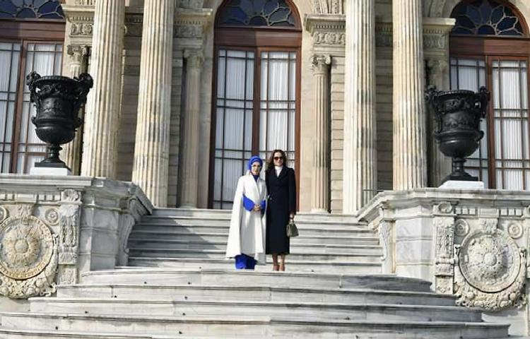 Görülen ilgi, sarayın Muayede Salonu girişindeki sıcak karşılama ile başladı. Karşılıklı selamlaşmalar ve samimi sohbetlerin ardından ikili, kristal merdivenler önünde hatıra fotoğrafları çektirdi ve Medhal Salonu’na geçerek sergiye göz attı.
