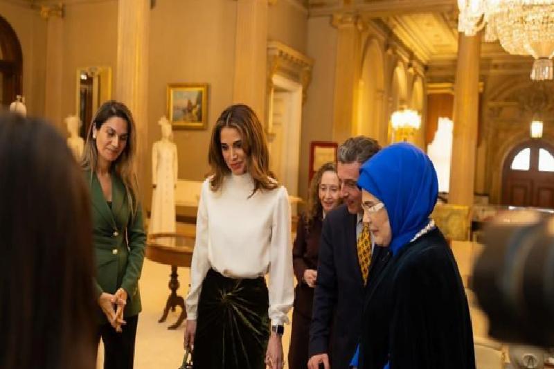Dolmabahçe’de Emine Erdoğan ile Rania Al Abdullah’ın Özel Ziyareti ve Nakış Sergisi Gezisi