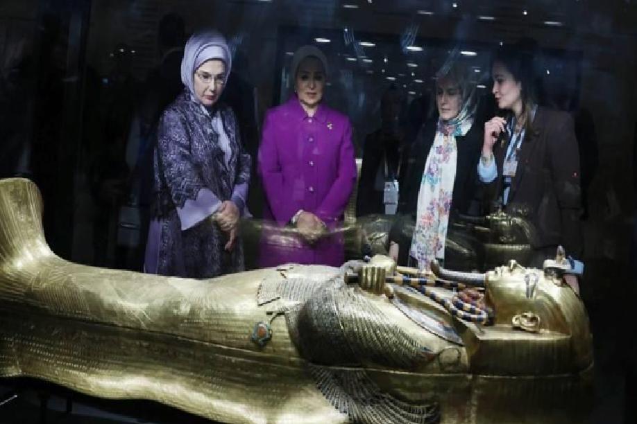 Emine Erdoğan ve Entissar Amer'in Mısır Ziyareti: Müze ve Piramitler Önünde Hatıra Fotoğrafları