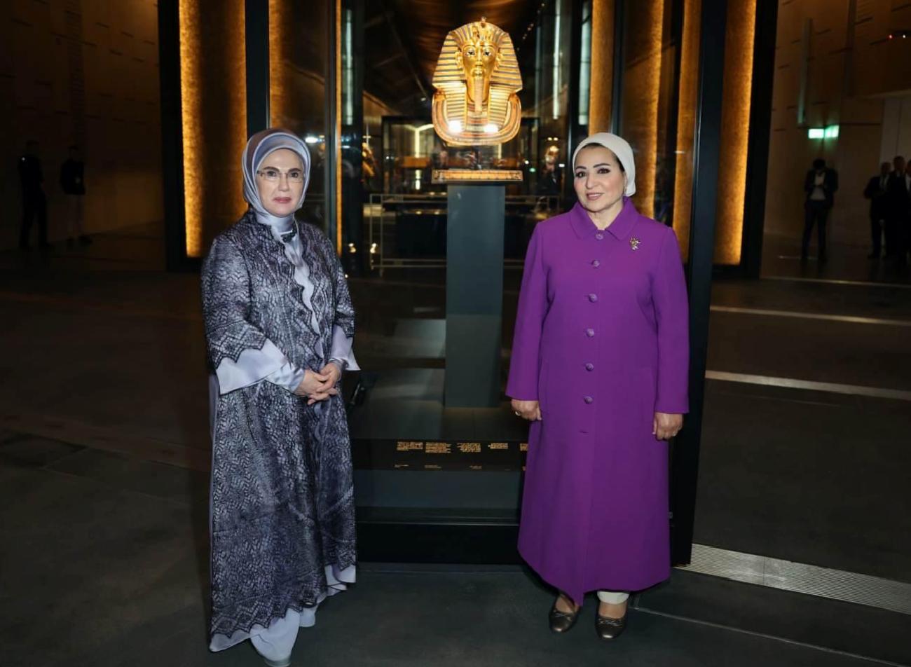 Emine Erdoğan ve Entissar Amer'in Mısır Ziyareti: Müze ve Piramitler Önünde Hatıra Fotoğrafları