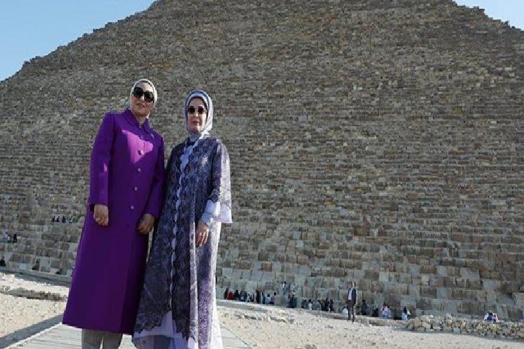 Emine Erdoğan ve Entissar Amer'in Mısır Ziyareti: Müze ve Piramitler Önünde Hatıra Fotoğrafları