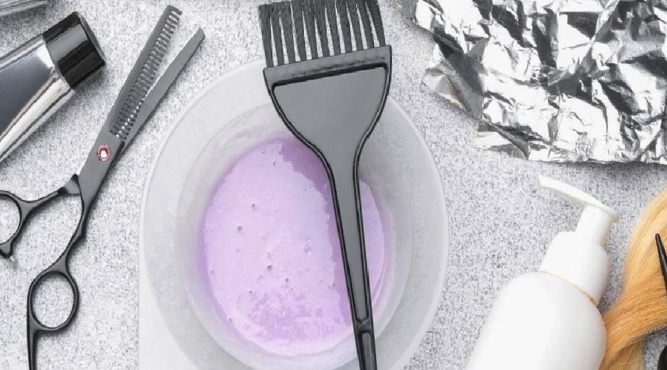 Evde Saç Cilasıyla Parlaklık ve Ton Düzgünlüğü Sağlama Rehberi