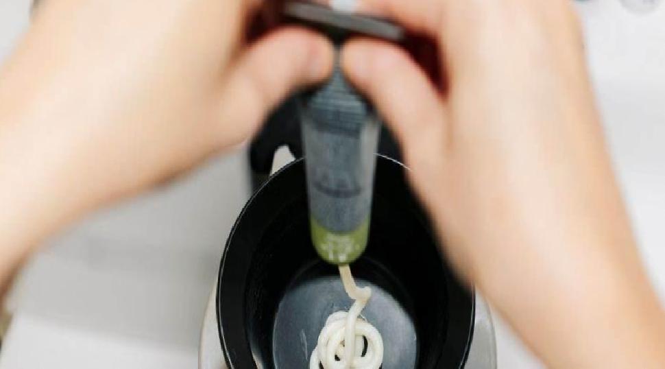 Evde Saç Cilasıyla Parlaklık ve Ton Düzgünlüğü Sağlama Rehberi