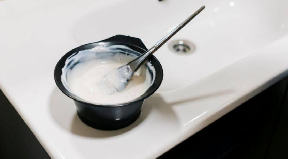 Evde Saç Cilasıyla Parlaklık ve Ton Düzgünlüğü Sağlama Rehberi