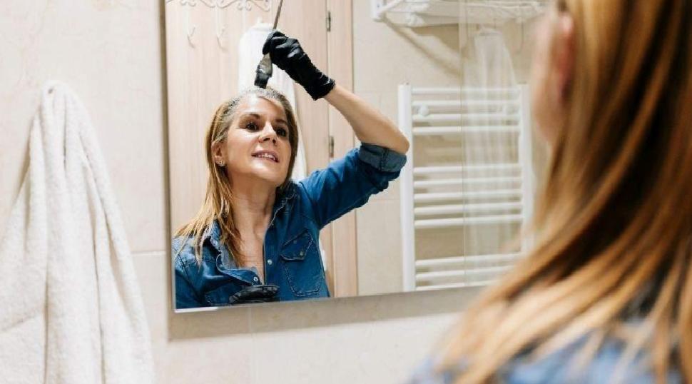 Evde Saç Cilasıyla Parlaklık ve Ton Düzgünlüğü Sağlama Rehberi