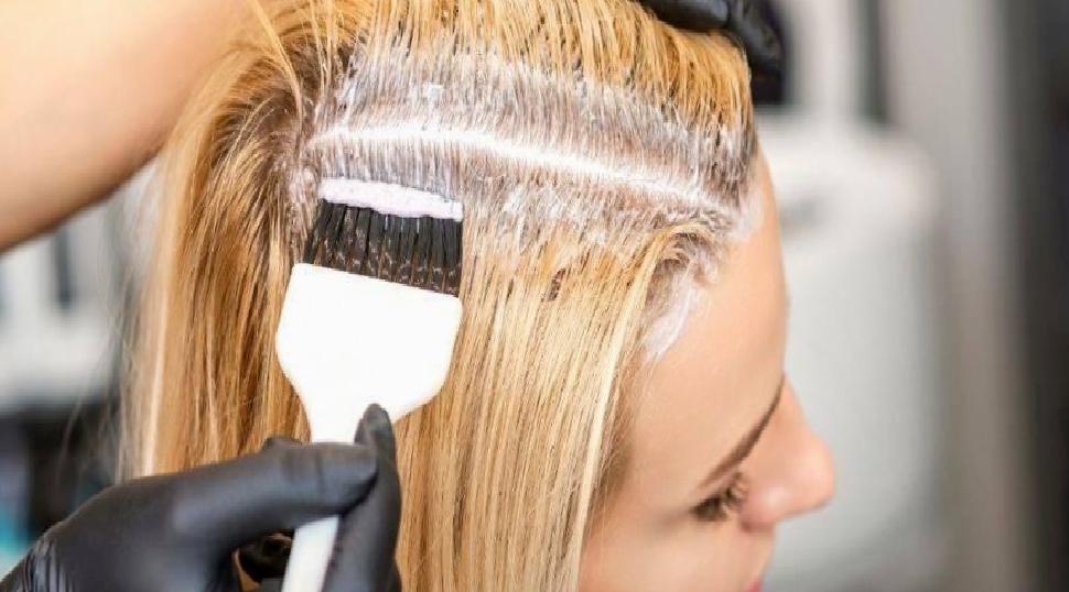 Evde Saç Cilasıyla Parlaklık ve Ton Düzgünlüğü Sağlama Rehberi