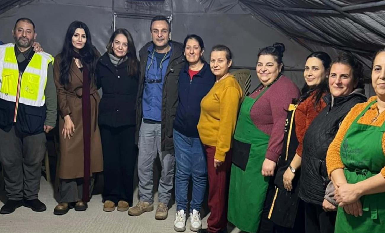 Hatay’da Anma Yürüyüşü ve Depremzede Sohbeti: Deniz Çakır’ın Duygusal Anları