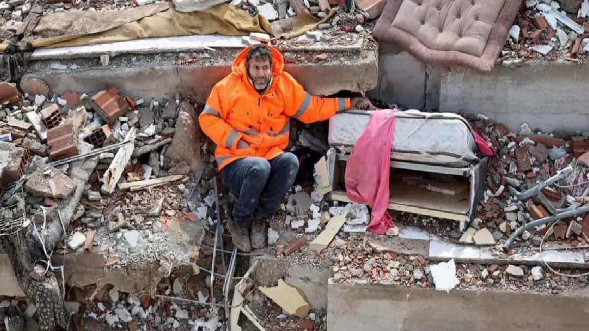 Hatay’da Anma Yürüyüşü ve Depremzede Sohbeti: Deniz Çakır’ın Duygusal Anları