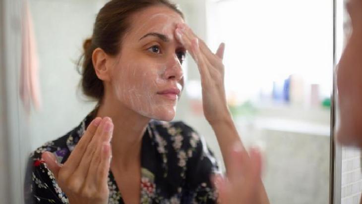 İnce Çizgiler ve Cilt Parlaklığı İçin Mısır Nişastası, Limon ve Süt Karışımı: Faydalar ve Uyarılar