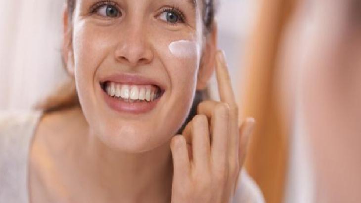 İnce Çizgiler ve Cilt Parlaklığı İçin Mısır Nişastası, Limon ve Süt Karışımı: Faydalar ve Uyarılar