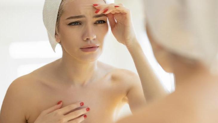 İnce Çizgiler ve Cilt Parlaklığı İçin Mısır Nişastası, Limon ve Süt Karışımı: Faydalar ve Uyarılar