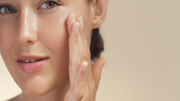 İnce Çizgiler ve Cilt Parlaklığı İçin Mısır Nişastası, Limon ve Süt Karışımı: Faydalar ve Uyarılar