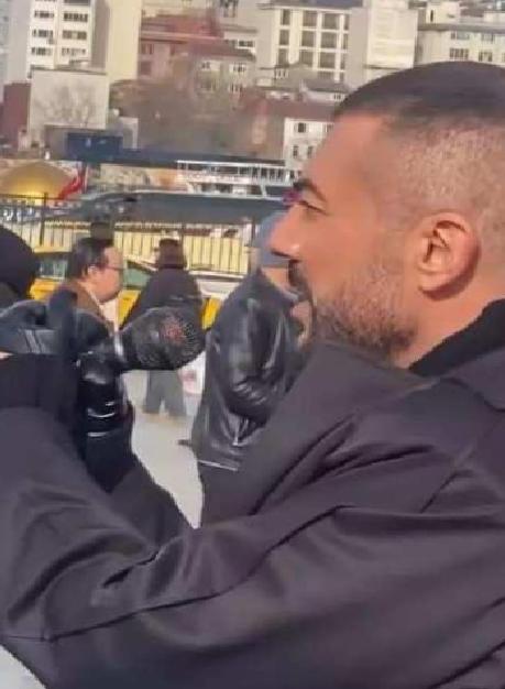 Rober Hatemo Sokaklara Taştı: Eminönü’nde Doğal Performansıyla Klip Çekimine Davet