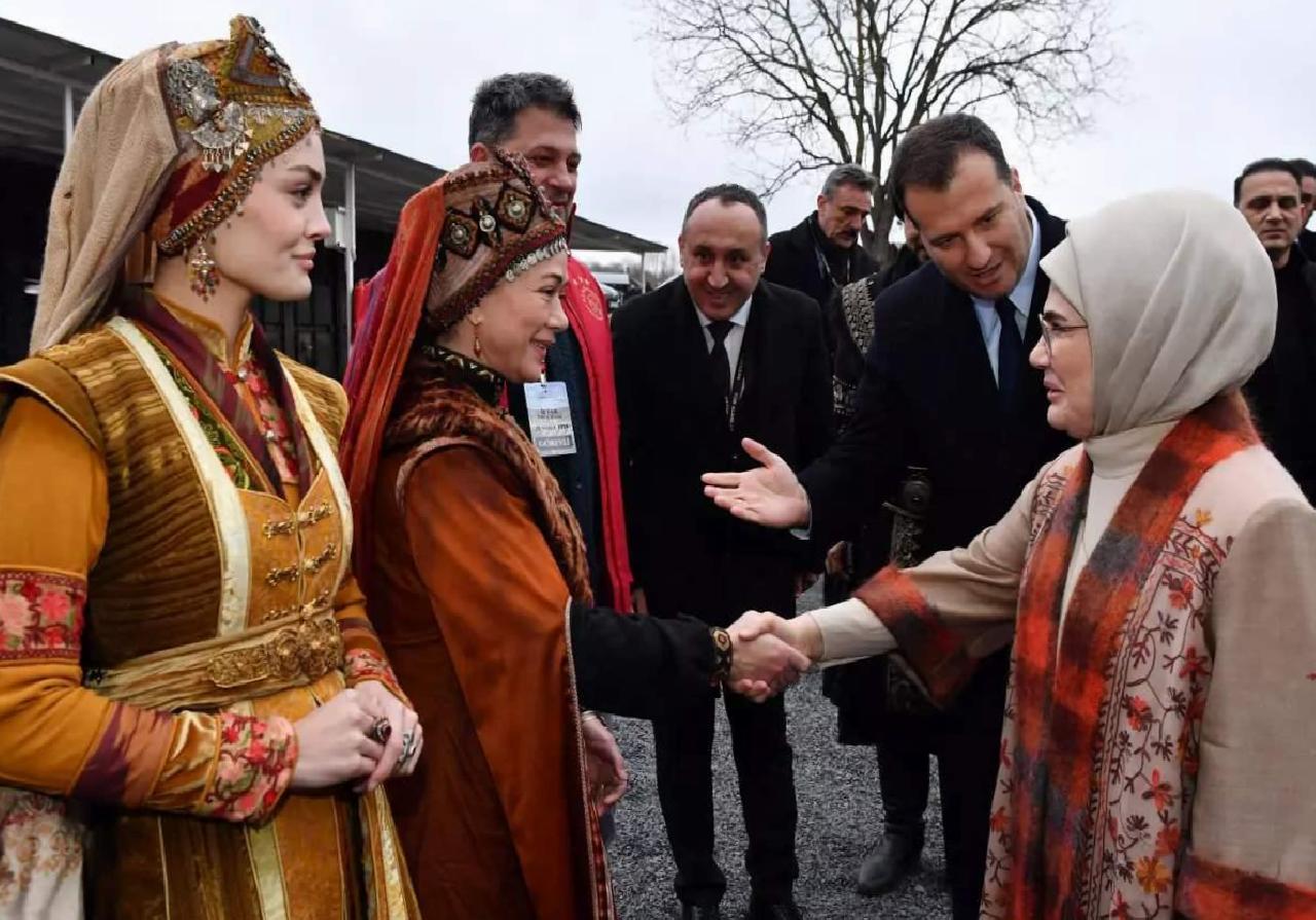 Emine Erdoğan’ın Bozdağ Film Platosu Ziyareti: İyilik, Dayanışma ve Medeniyet Vurgusu