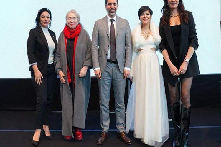 Kadınlar Omuz Omuza: Güçlü Hikayeler ve Toplumsal Farkındalık İçin Bir Video Serisi