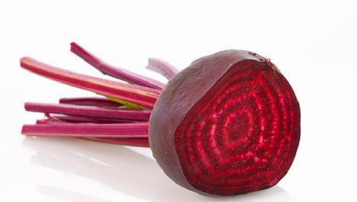 Pancar Suyu ve Doğal Arete: Dudak ve Yanak İçin Pratik Doğal Karışım