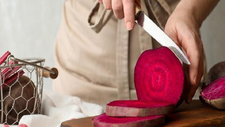 Pancar Suyu ve Doğal Arete: Dudak ve Yanak İçin Pratik Doğal Karışım