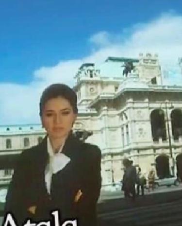 Yaprak Dökümüyle Yıllar Sonra Gelen Benzerlik: Fahriye Evcen'in Viyana Poz Gönderisi Sosyal Medyada Gündemde