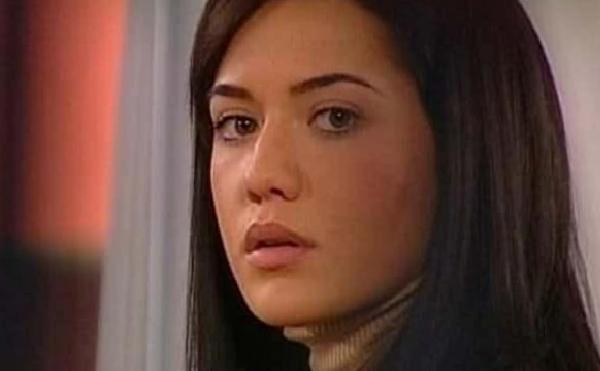 Yaprak Dökümüyle Yıllar Sonra Gelen Benzerlik: Fahriye Evcen'in Viyana Poz Gönderisi Sosyal Medyada Gündemde