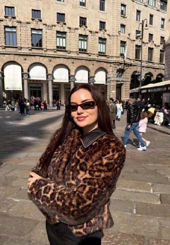 Yaprak Dökümüyle Yıllar Sonra Gelen Benzerlik: Fahriye Evcen'in Viyana Poz Gönderisi Sosyal Medyada Gündemde