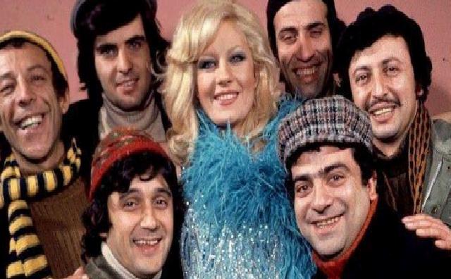 Emel Sayın'ın Anlatımı: Kemal Sunal ve Mavi Boncuk'taki İnce Ayrıntılar