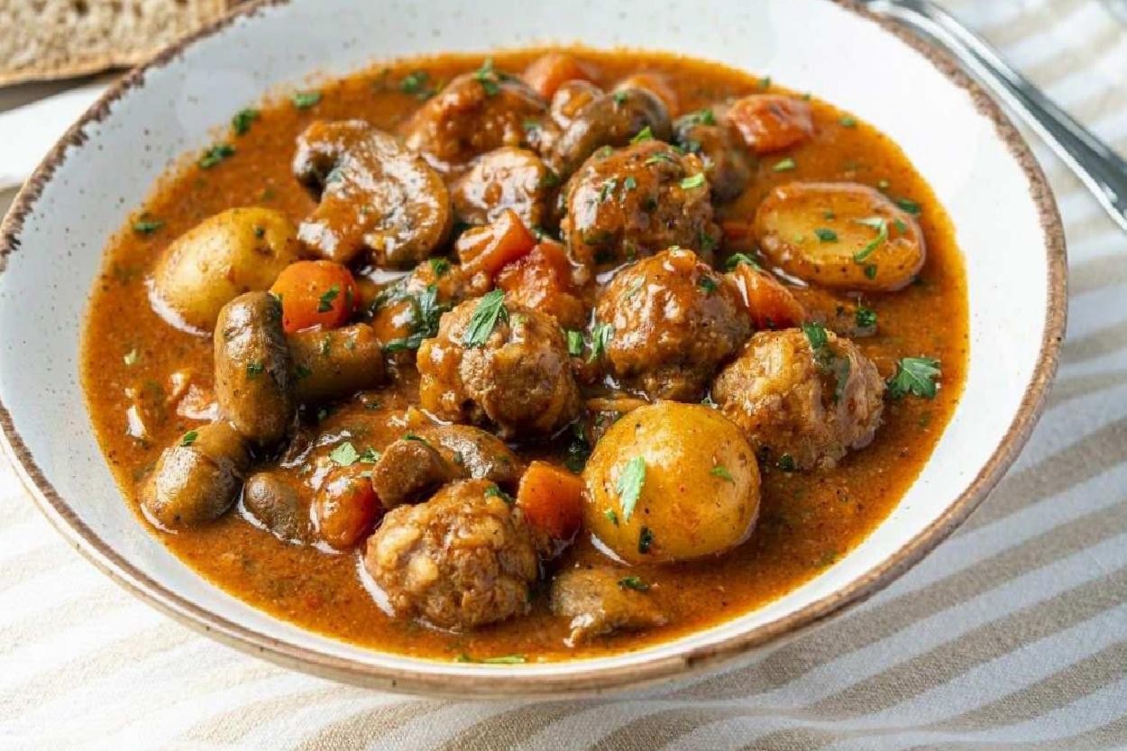 Mantarlı Ekşili Sulu Köfte: Tek Tencerede Pratik Ziyafet