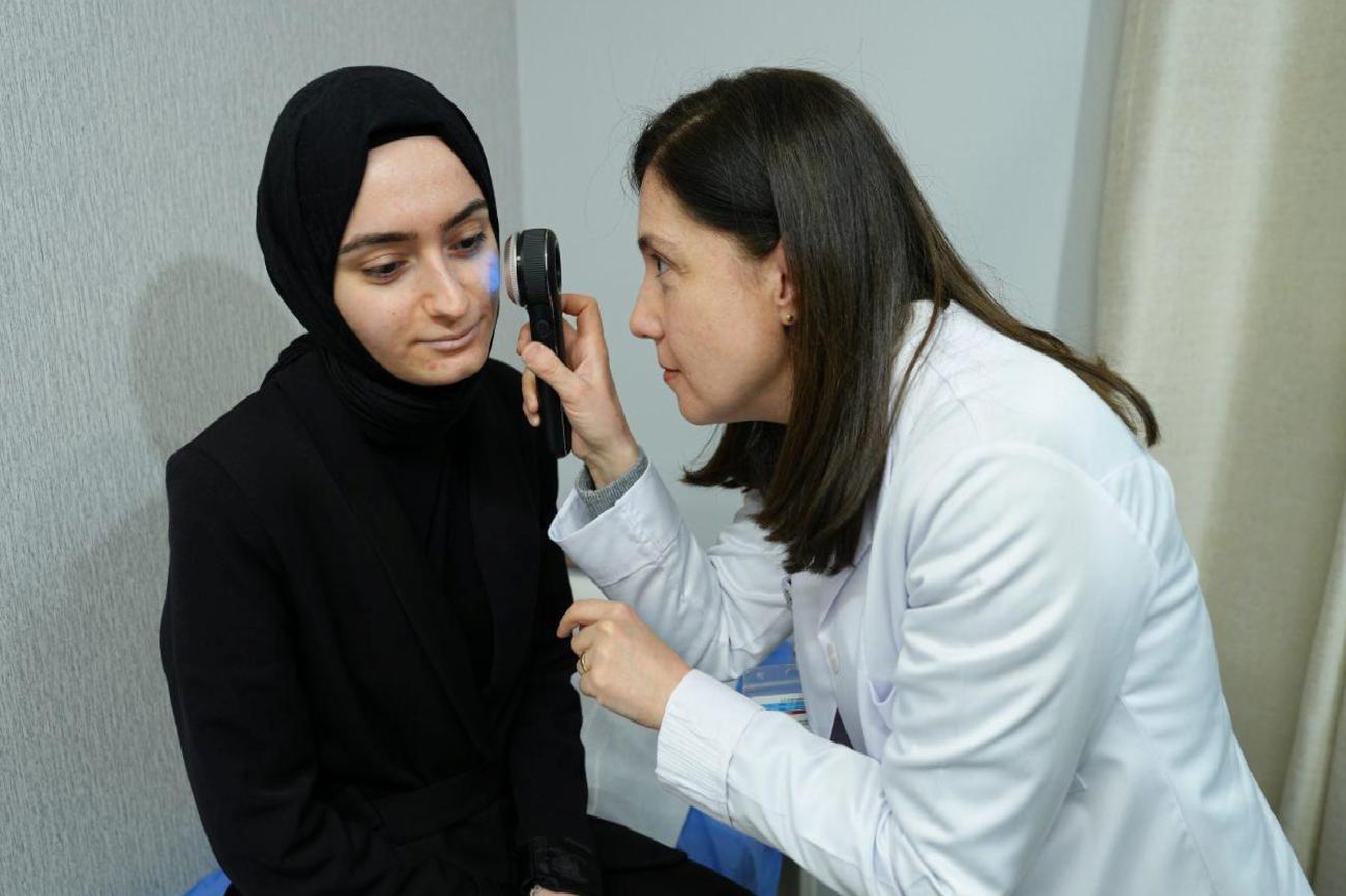 Rozasea (Gül Hastalığı): Belirti, Tetikleyiciler ve Yönetim Stratejileri