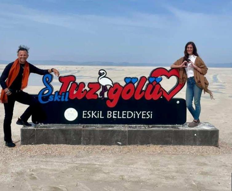 Travis Fox ve Michelle Fox'tan Eskil'de Sıradışı Bir Keşif: Tuz Gölü ve Bölge Kültürü Üzerine Bir Gezinti