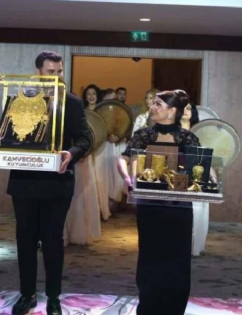 Çağla Öz ve Mehmet Fatih Tançalan Nişan Töreni: Altınlar ve Gelenekler Gecesinde Büyüledi