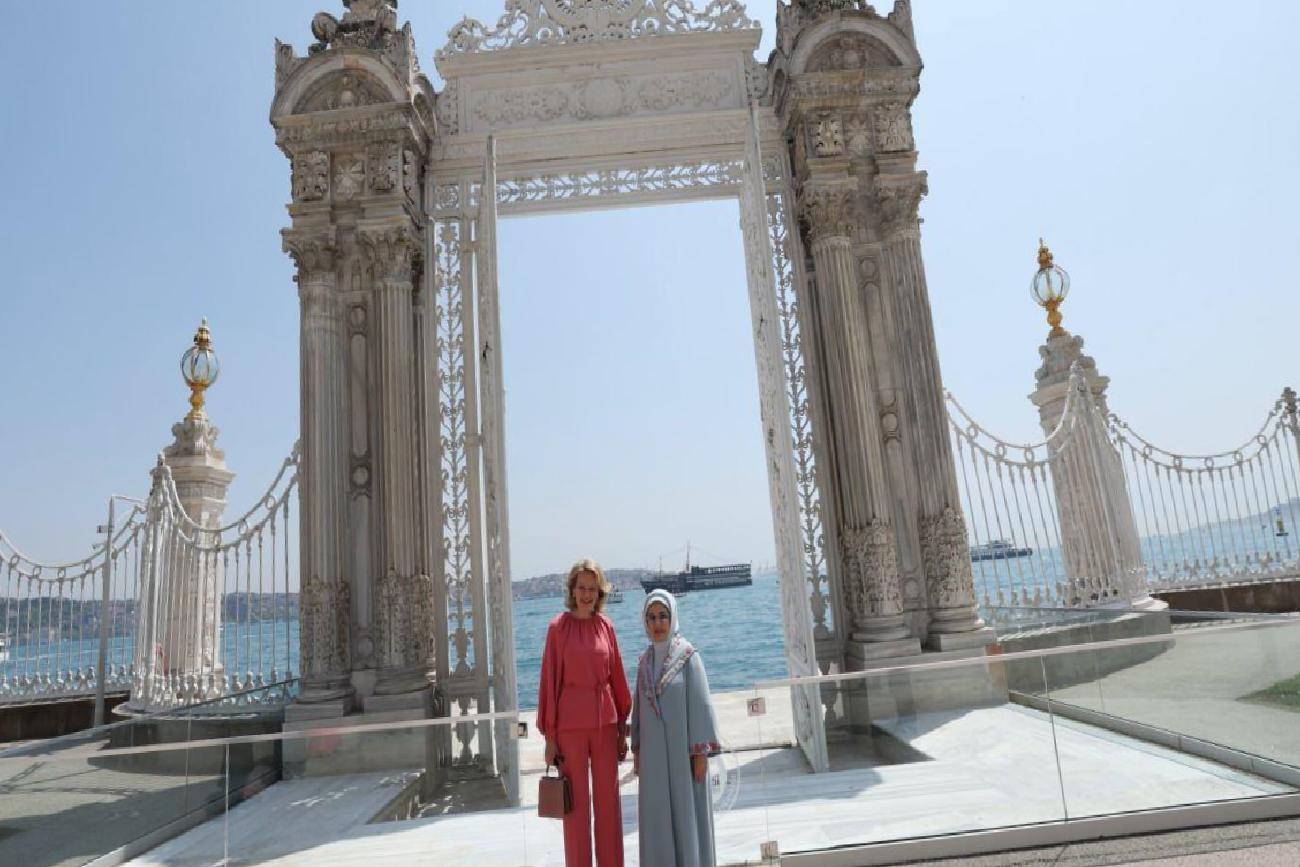 Dolmabahçe’de Emine Erdoğan ve Kraliçe Mathilde’nin Ziyareti: Asırlık Zarafet Sergisi ve Geleneksel El Sanatları
