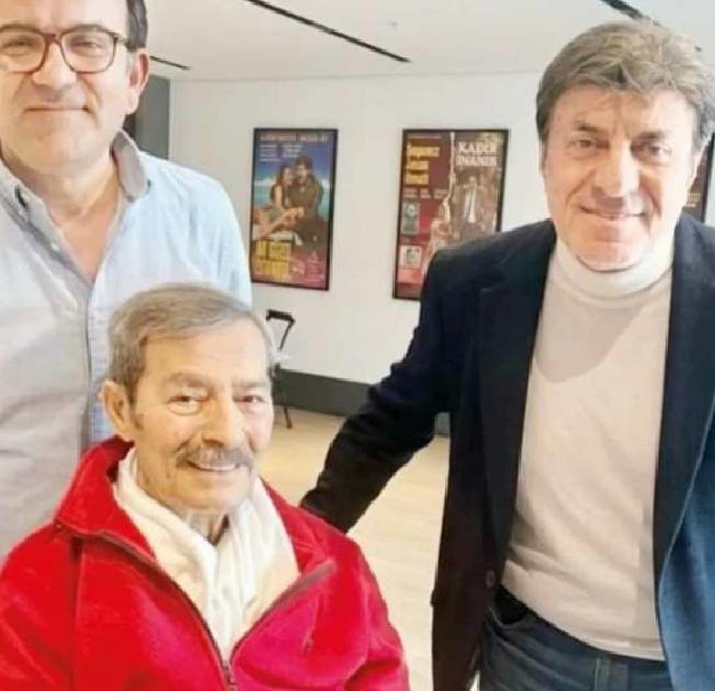 Kadir İnanır'ın Yoğun Bakım Takibi Devam Ediyor: Zatürre Nedeniyle Solunum Desteği Sağlanıyor