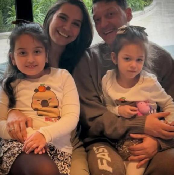 Mesut Özil ve Amine Gülşe’nin Doğum Günü Kutlaması: Aile Mutluluğu ve Samimi Mesajlar