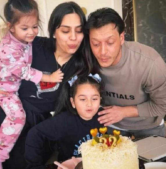 Mesut Özil ve Amine Gülşe’nin Doğum Günü Kutlaması: Aile Mutluluğu ve Samimi Mesajlar